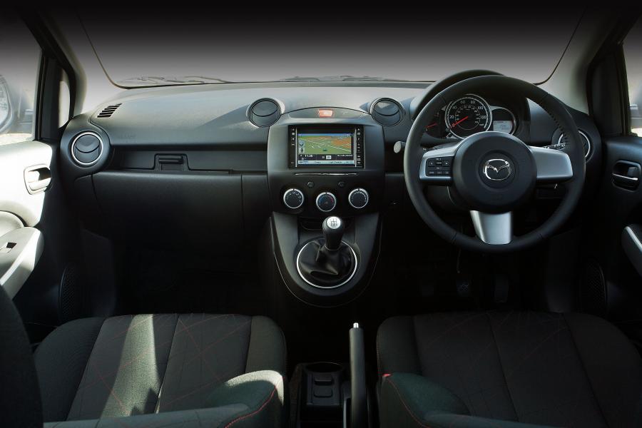  Mazda2 Venture Edition 2013 года  (UK) (фото 5 из 19)